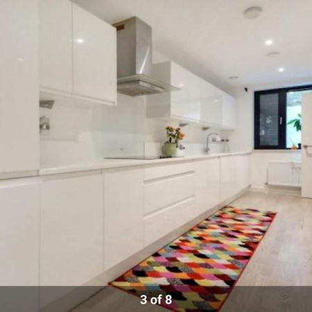 London Holiday Home Newly Refurbished - Entire 4 Bedroom Private House With Kitchen, Living Room & Private Garden - 1 Cape House London, Within 30 Mins From Central London, London Bridge & Canary Wharf Exterior foto