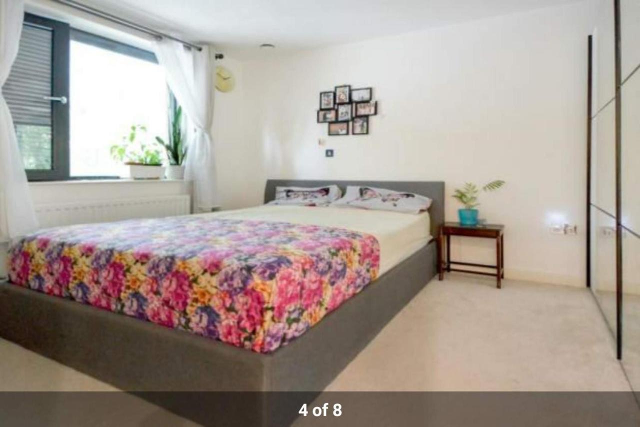 London Holiday Home Newly Refurbished - Entire 4 Bedroom Private House With Kitchen, Living Room & Private Garden - 1 Cape House London, Within 30 Mins From Central London, London Bridge & Canary Wharf Exterior foto