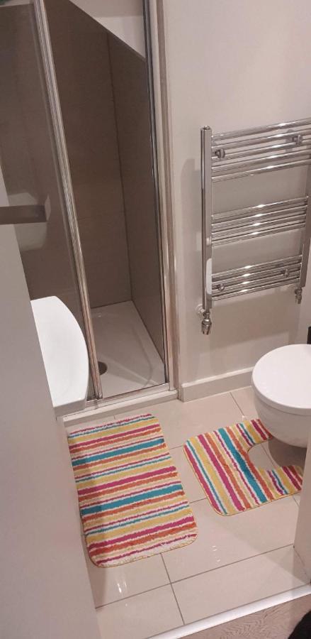 London Holiday Home Newly Refurbished - Entire 4 Bedroom Private House With Kitchen, Living Room & Private Garden - 1 Cape House London, Within 30 Mins From Central London, London Bridge & Canary Wharf Exterior foto