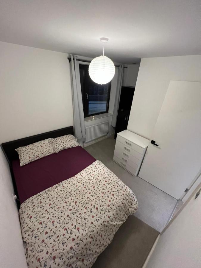 London Holiday Home Newly Refurbished - Entire 4 Bedroom Private House With Kitchen, Living Room & Private Garden - 1 Cape House London, Within 30 Mins From Central London, London Bridge & Canary Wharf Exterior foto