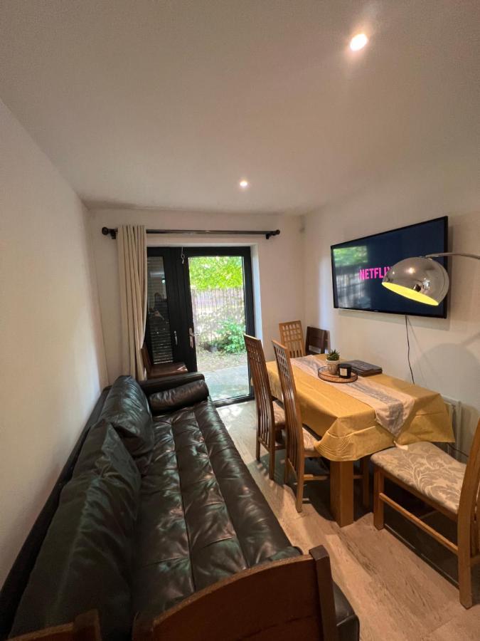London Holiday Home Newly Refurbished - Entire 4 Bedroom Private House With Kitchen, Living Room & Private Garden - 1 Cape House London, Within 30 Mins From Central London, London Bridge & Canary Wharf Exterior foto